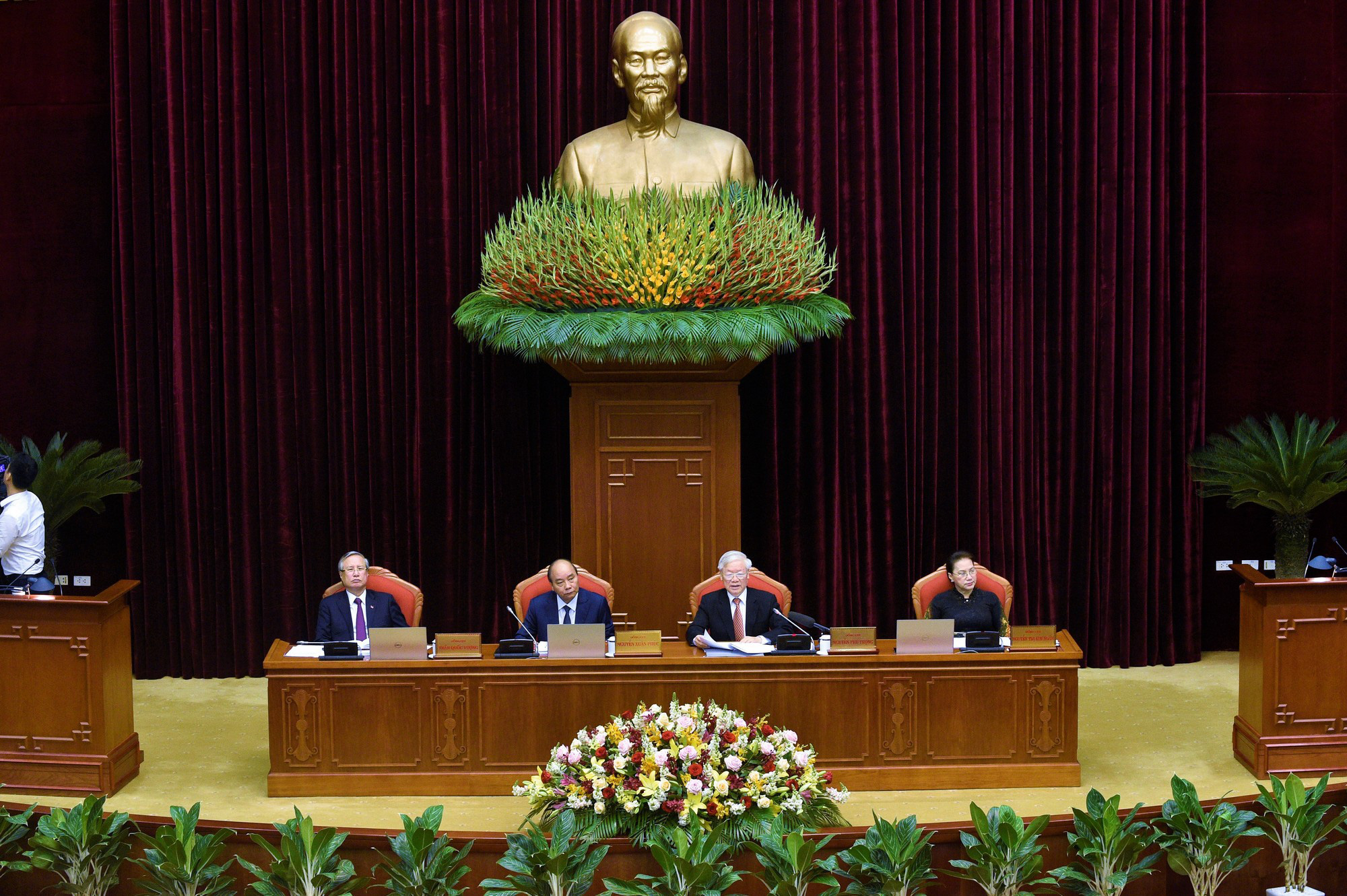 Tiêu chuẩn Uỷ viên Bộ Chính trị, Ban Bí thư: Không tham nhũng, cơ hội, tham vọng quyền lực - Ảnh 1.