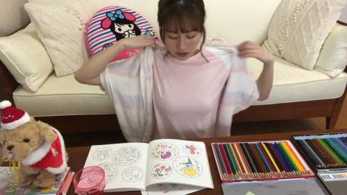 Ngồi tô màu như các cháu mẫu giáo, nữ Youtuber vẫn có tới nửa triệu sub nhưng điểm nhấn lại nằm ở đôi gò bồng đảo gợi cảm - Ảnh 3.