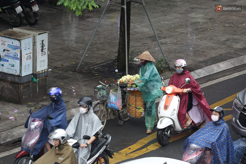 Hà Nội tắc đường kinh hoàng, người dân khổ sở đi làm trong cơn mưa lớn - Ảnh 5.