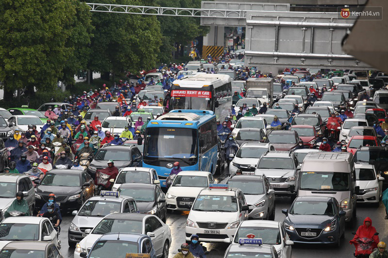 Hà Nội tắc đường kinh hoàng, người dân khổ sở đi làm trong cơn mưa lớn - Ảnh 6.