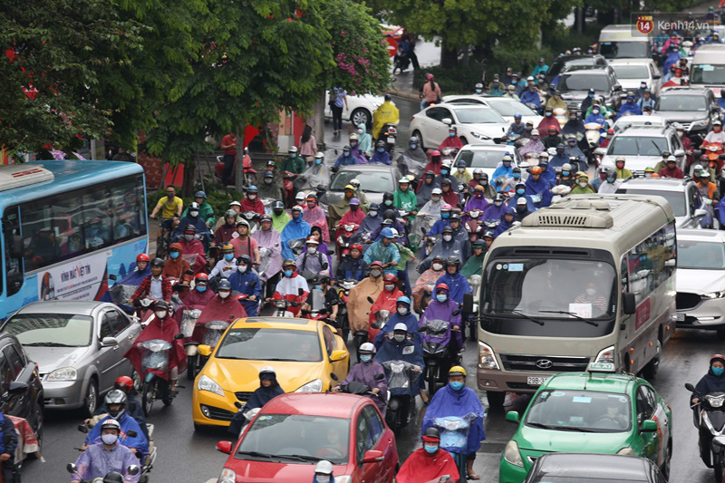 Hà Nội tắc đường kinh hoàng, người dân khổ sở đi làm trong cơn mưa lớn - Ảnh 8.