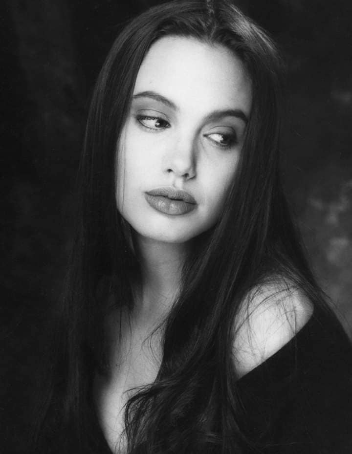 Angelina Jolie's series of photos from her childhood to teenage years are "causing a fever" again, what is so "hot" about the beauty of the great Hollywood beauty in the past?  - Photo 8.