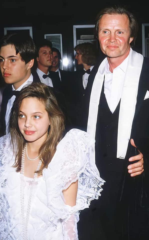 Angelina Jolie's series of photos from her childhood to teenage years are "causing a fever" again, what is so "hot" about the beauty of the great Hollywood beauty in the past?  - Photo 2.