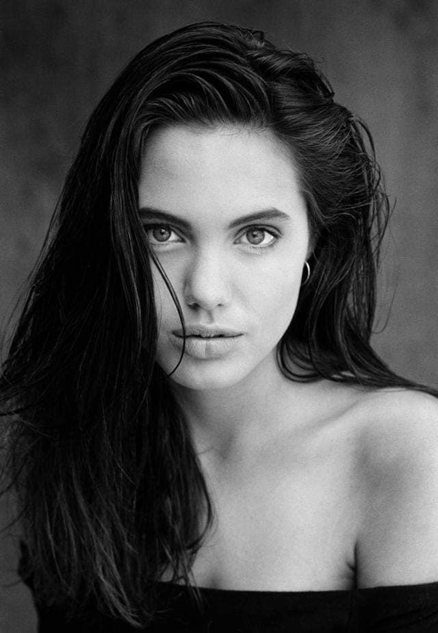 Angelina Jolie's series of photos from her childhood to teenage years are "causing a fever" again, what is so "hot" about the beauty of the great Hollywood beauty in the past?  - Photo 7.