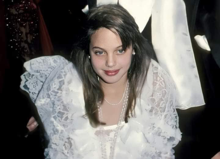 Angelina Jolie's series of photos from her childhood to teenage years are "causing a fever" again, what is so "hot" about the beauty of the great Hollywood beauty in the past?  - Photo 3.