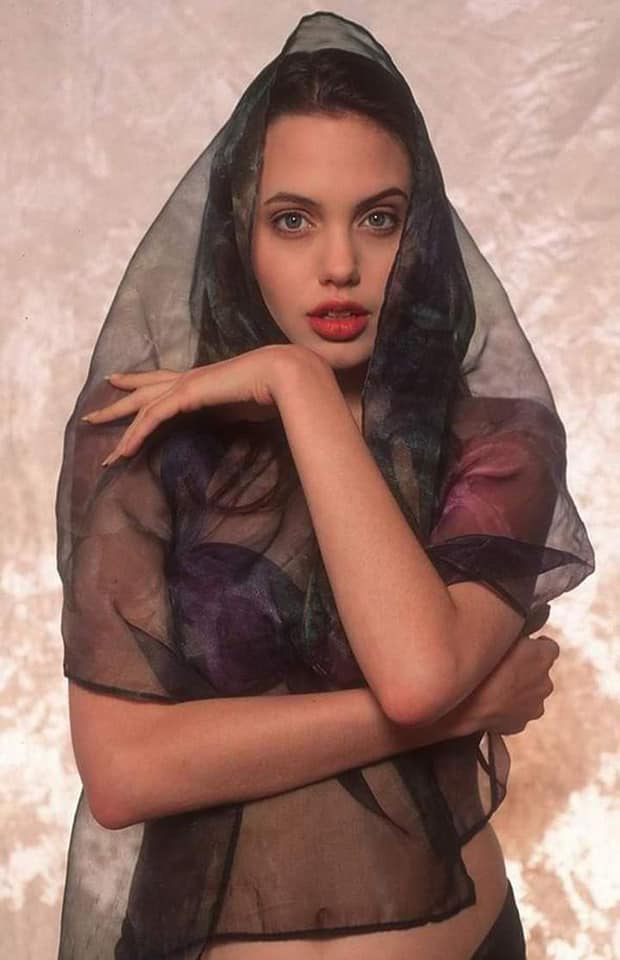 Angelina Jolie's series of photos from her childhood to teenage years are "causing a fever" again, what is so "hot" about the beauty of the great Hollywood beauty in the past?  - Photo 4.