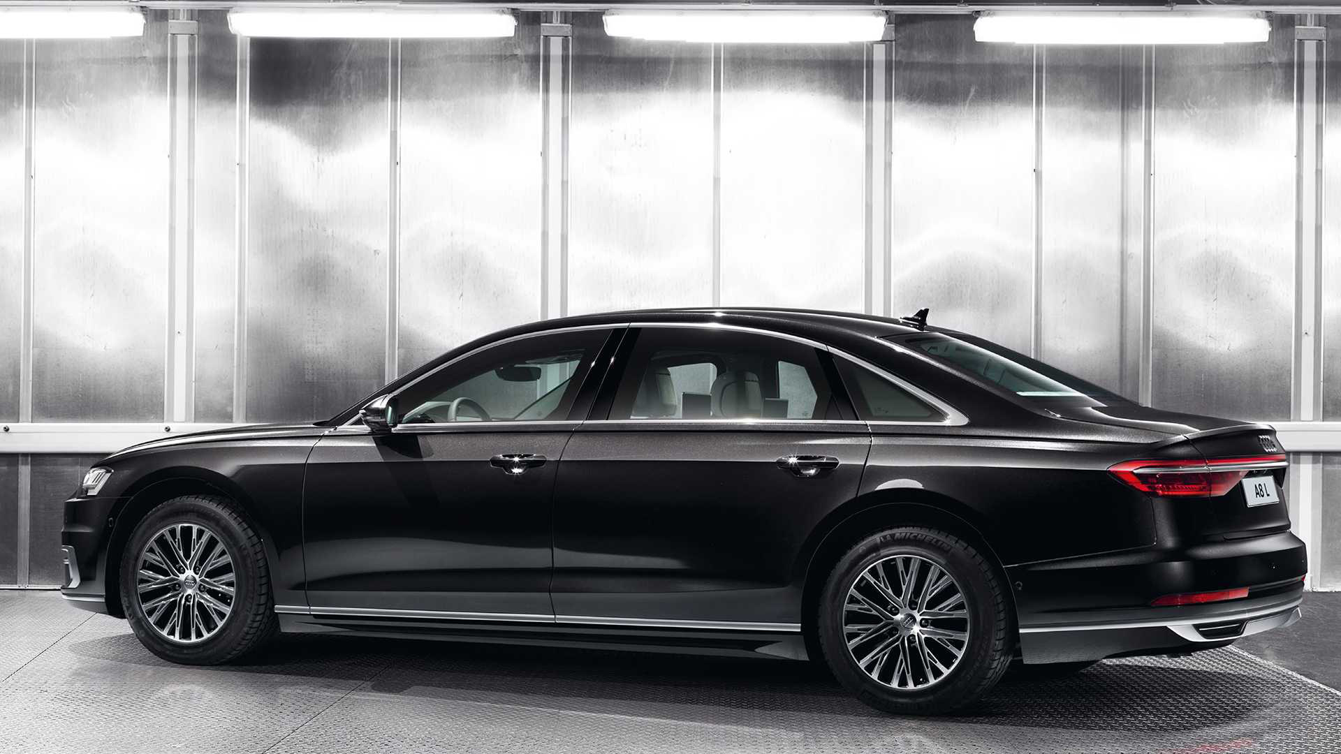 Ra mắt Audi A8 L Security: Bọc thép, khó cháy, chống đạn, khử độc, bảo vệ khách VIP - Ảnh 2.