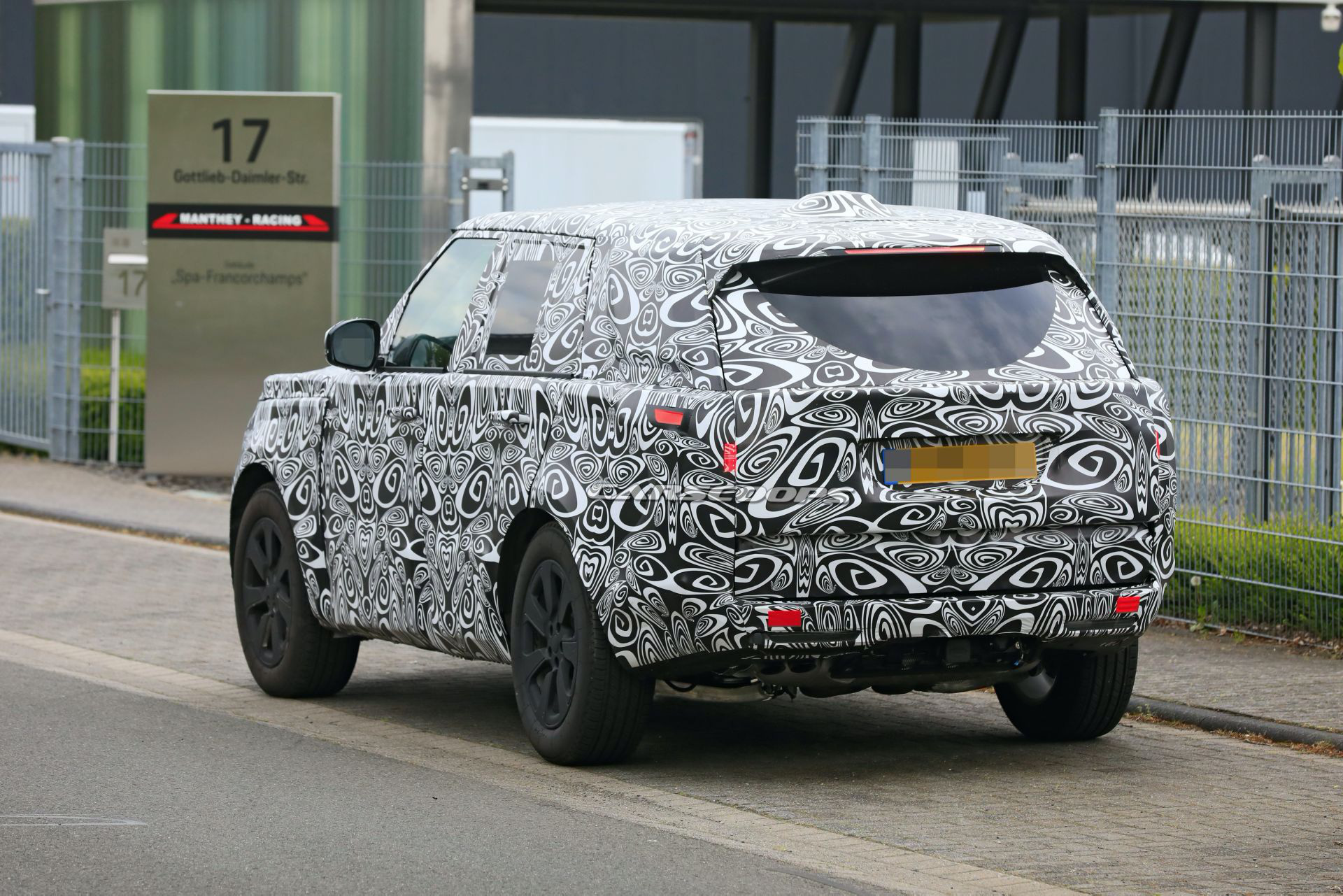 Range Rover 2022 lộ mặt lần đầu tiên, chạy thử cùng đối thủ đáng chú ý - Ảnh 1.