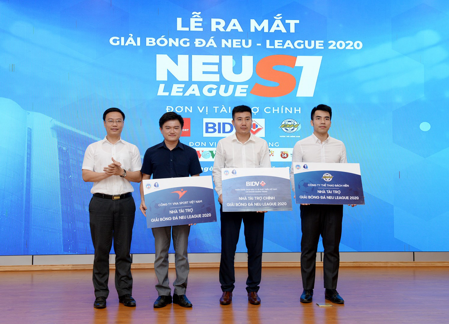 Quang Hải tới dự Lễ ra mắt Giải bóng đá NEU League 2020 do Trường Đại học Kinh tế Quốc dân tổ chức - Ảnh 3.