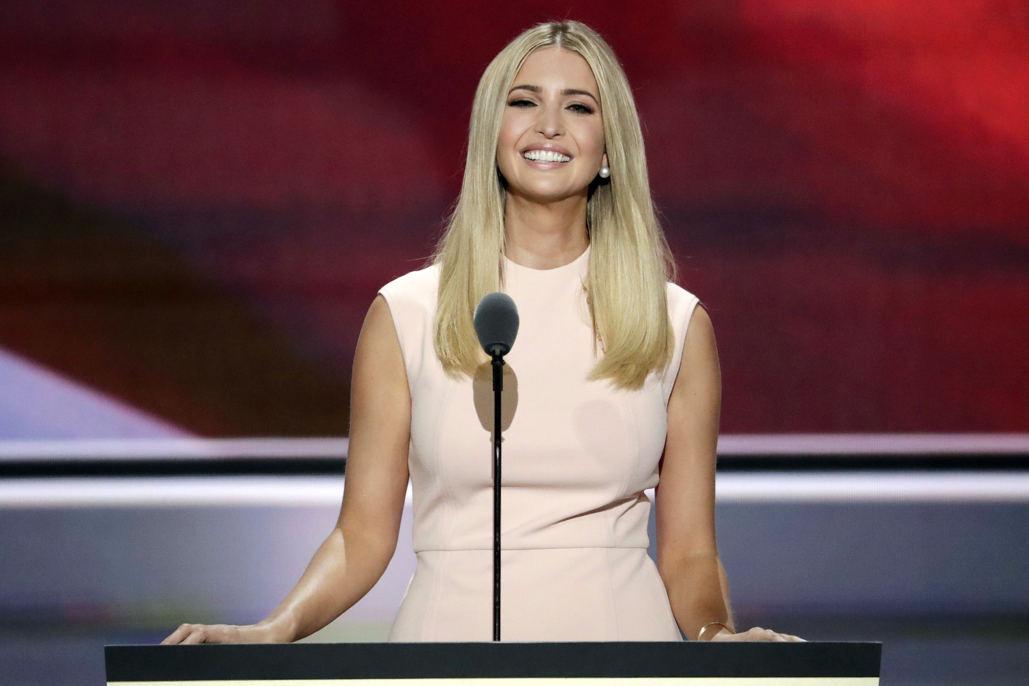 Tuyên ngôn thời trang Ivanka Trump trong các sự kiện quan trọng: Tinh tế có thừa, nhưng ẩn ý đằng sau mỗi trang phục mới là điều đáng quan tâm - Ảnh 12.