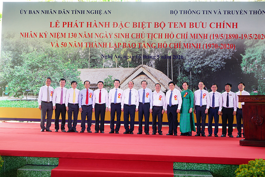 Thủ tướng kí phát hành bộ tem Kỉ niệm 130 năm ngày sinh Chủ tịch Hồ Chí Minh - Ảnh 4.