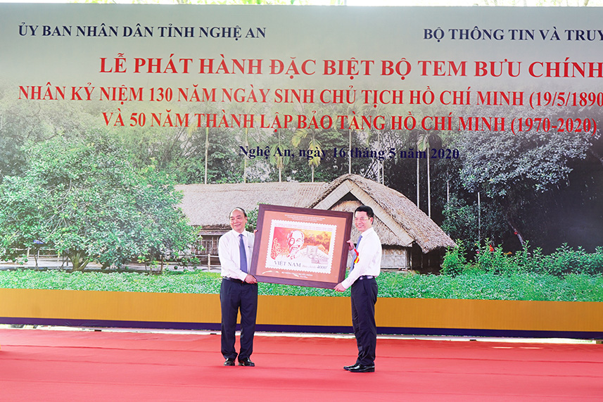 Thủ tướng kí phát hành bộ tem Kỉ niệm 130 năm ngày sinh Chủ tịch Hồ Chí Minh - Ảnh 2.