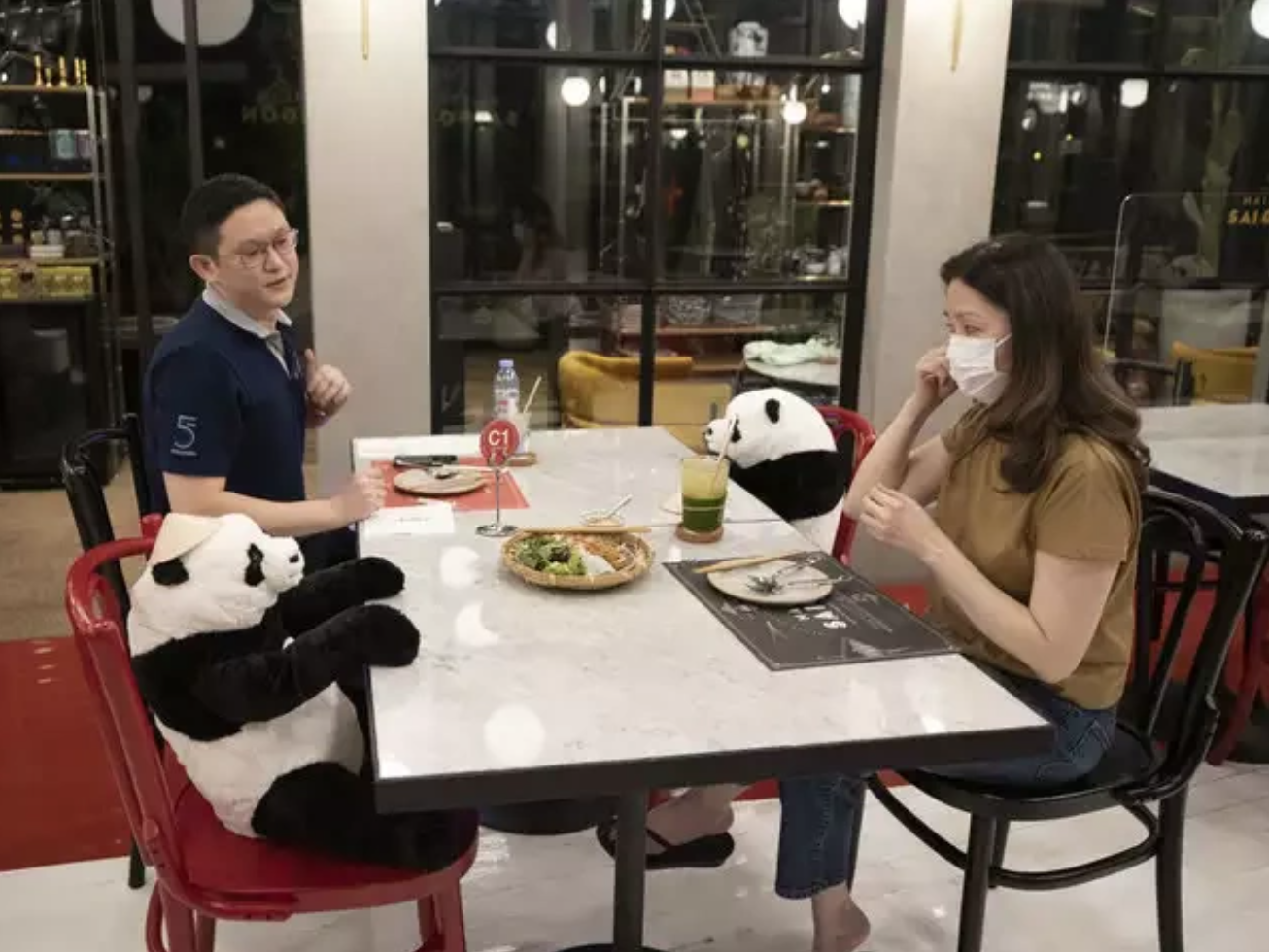Thú vị nhà hàng ở Thái Lan xếp gấu bông đội nón lá, khủng long ngồi ăn cùng khách cho bớt cô đơn khi phải giãn cách xã hội - Ảnh 4.