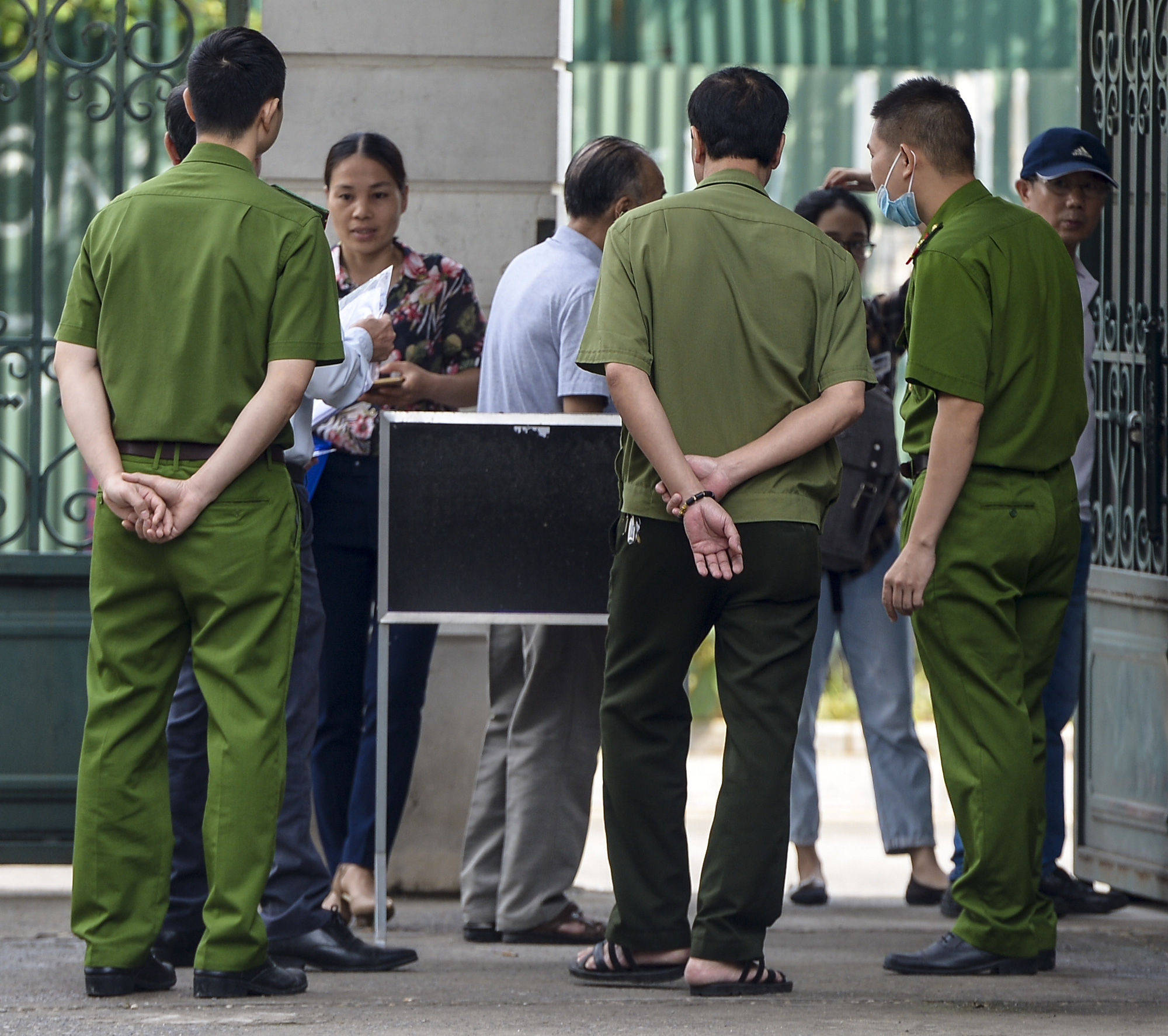 Vụ án nam sinh trường Gateway tử vong trên xe đưa đón: Nhiều người vắng, bị cáo Nguyễn Bích Quy xin hoãn tòa - Ảnh 1.