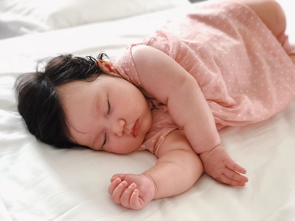 Vai mỏi nhừ vì bế Myla ru ngủ lúc 11 tháng tuổi, siêu mẫu Hà Anh quyết tâm luyện ngủ cho con, muộn nhưng vẫn thành công - Ảnh 1.