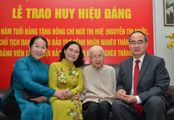 Bí thư Thành ủy Hà Nội và TP HCM trao Huy hiệu Đảng cho cán bộ lão thành cách mạng - Ảnh 4.