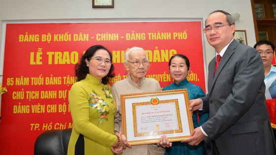 Bí thư Thành ủy Hà Nội và TP HCM trao Huy hiệu Đảng cho cán bộ lão thành cách mạng - Ảnh 3.