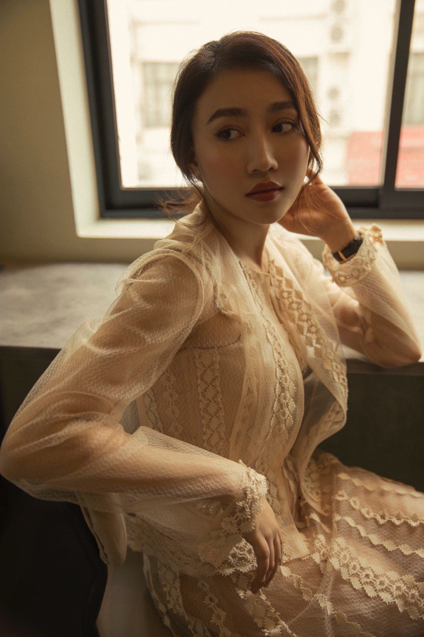 Huỳnh Hồng Loan xinh đẹp, nổi bật với thời trang dạo phố - Ảnh 2.