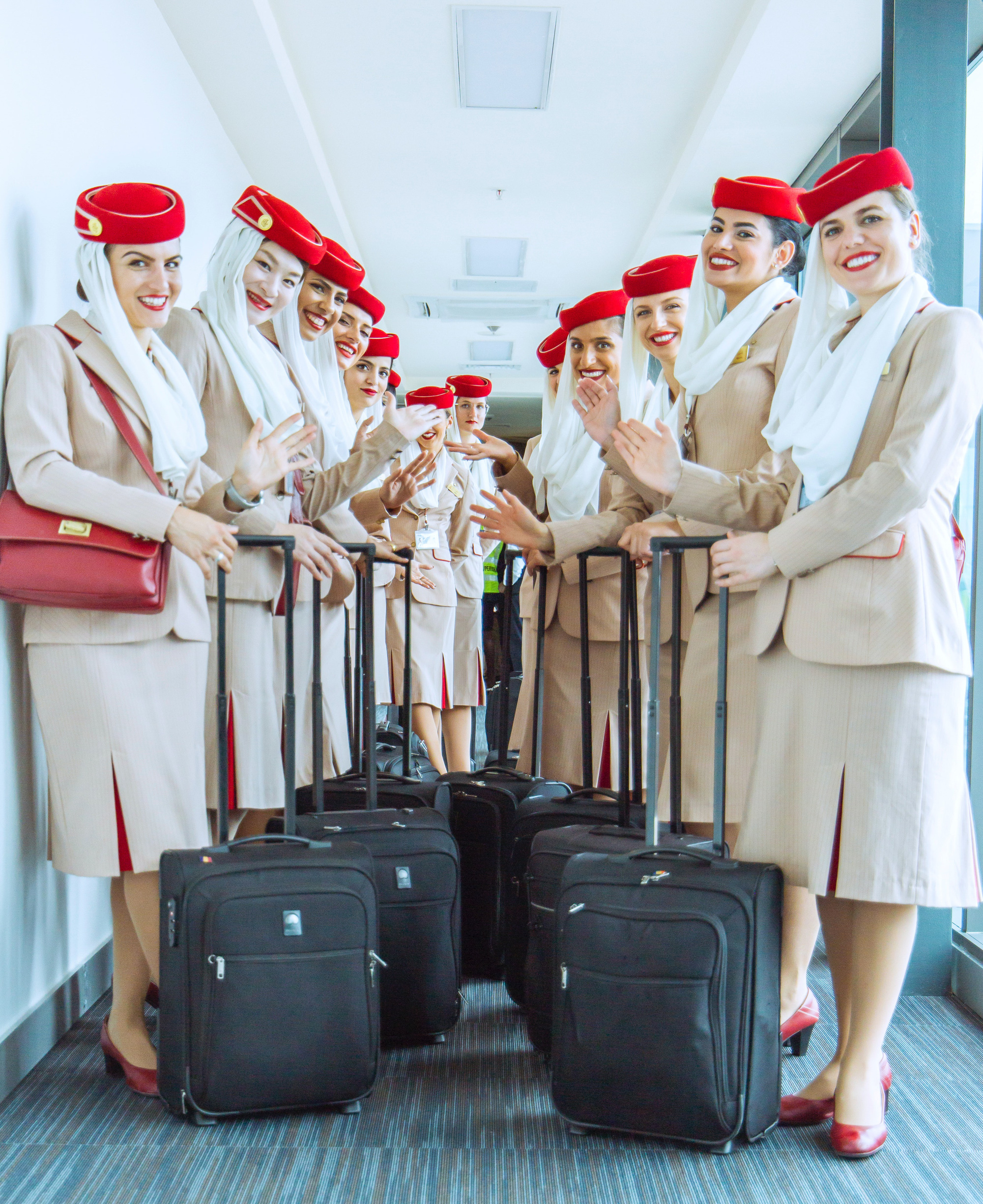 Hé lộ công dụng bí mật đằng sau tấm khăn dải lụa đính trên mũ của bộ đồng phục nữ tiếp viên hàng không đẹp nhất thế giới - Ảnh 1.