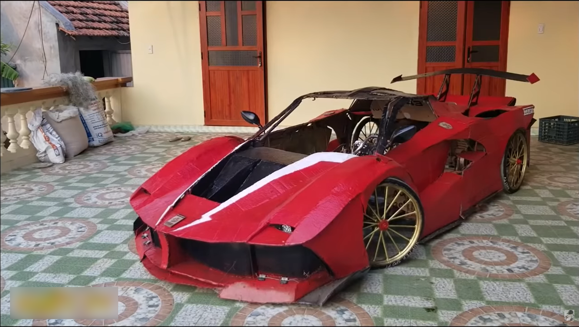 Báo Tây hứng thú khi thấy Youtuber Việt làm siêu xe Ferrari, Bugatti với giá vài triệu đồng - Ảnh 5. Báo Tây hứng thú khi thấy Youtuber Việt làm siêu xe Ferrari, Bugatti với giá vài triệu đồng - Ảnh 5.