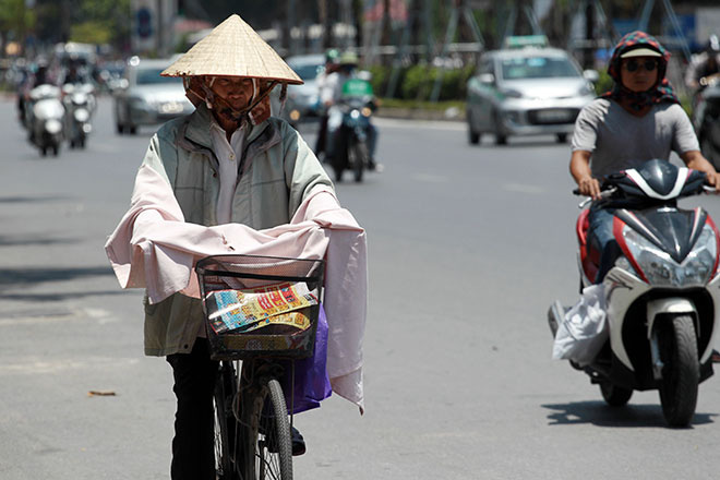 Nắng nóng gay gắt ở Hà Nội và các tỉnh Bắc, Trung Bộ kéo dài đến bao giờ? - Ảnh 1.