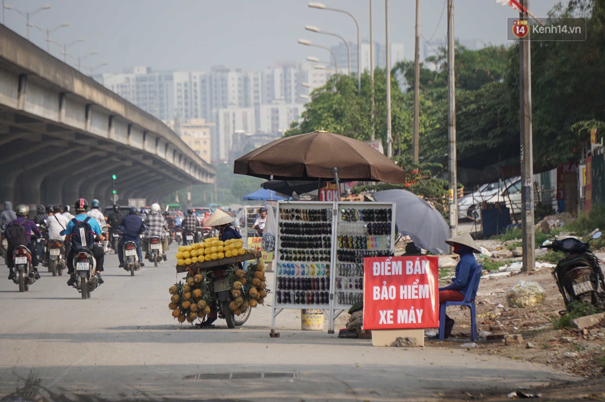 Hà Nội: Người dân đổ xô đi mua bảo hiểm xe máy, nơi bán giá siêu rẻ 20.000đ/ năm mọc lên nhan nhản ở lề đường - Ảnh 1.