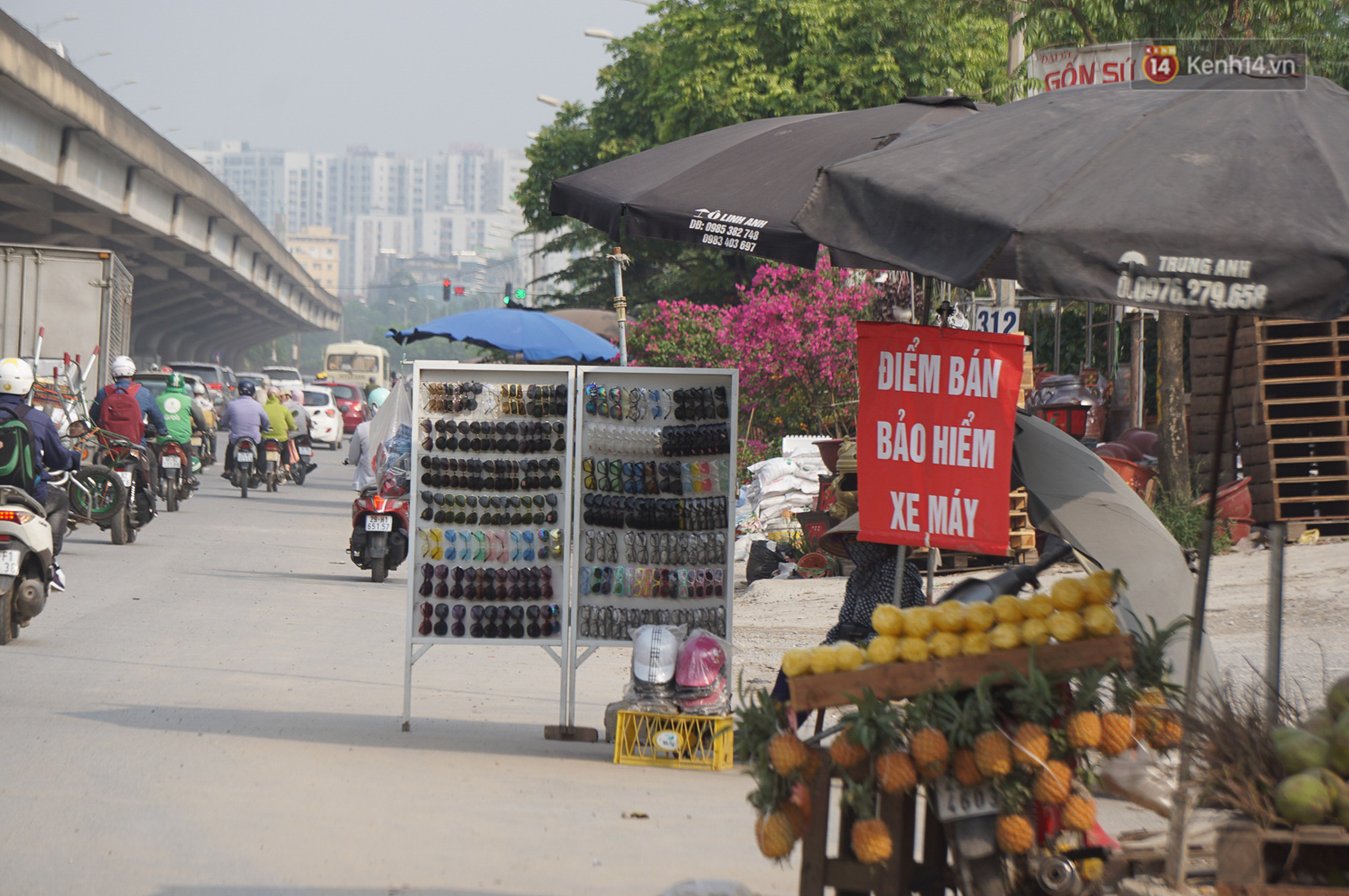 Hà Nội: Người dân đổ xô đi mua bảo hiểm xe máy, nơi bán giá siêu rẻ 20.000đ/ năm mọc lên nhan nhản ở lề đường - Ảnh 3.