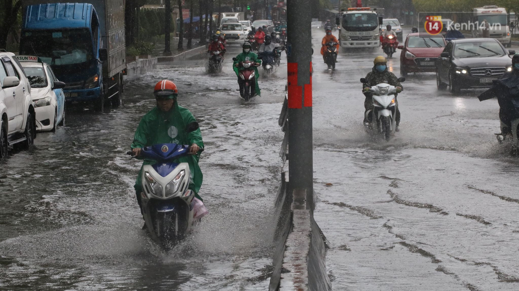 TP.HCM: Rốn ngập Nguyễn Hữu Cảnh lênh láng như sông sau trận mưa trắng trời - Ảnh 8.