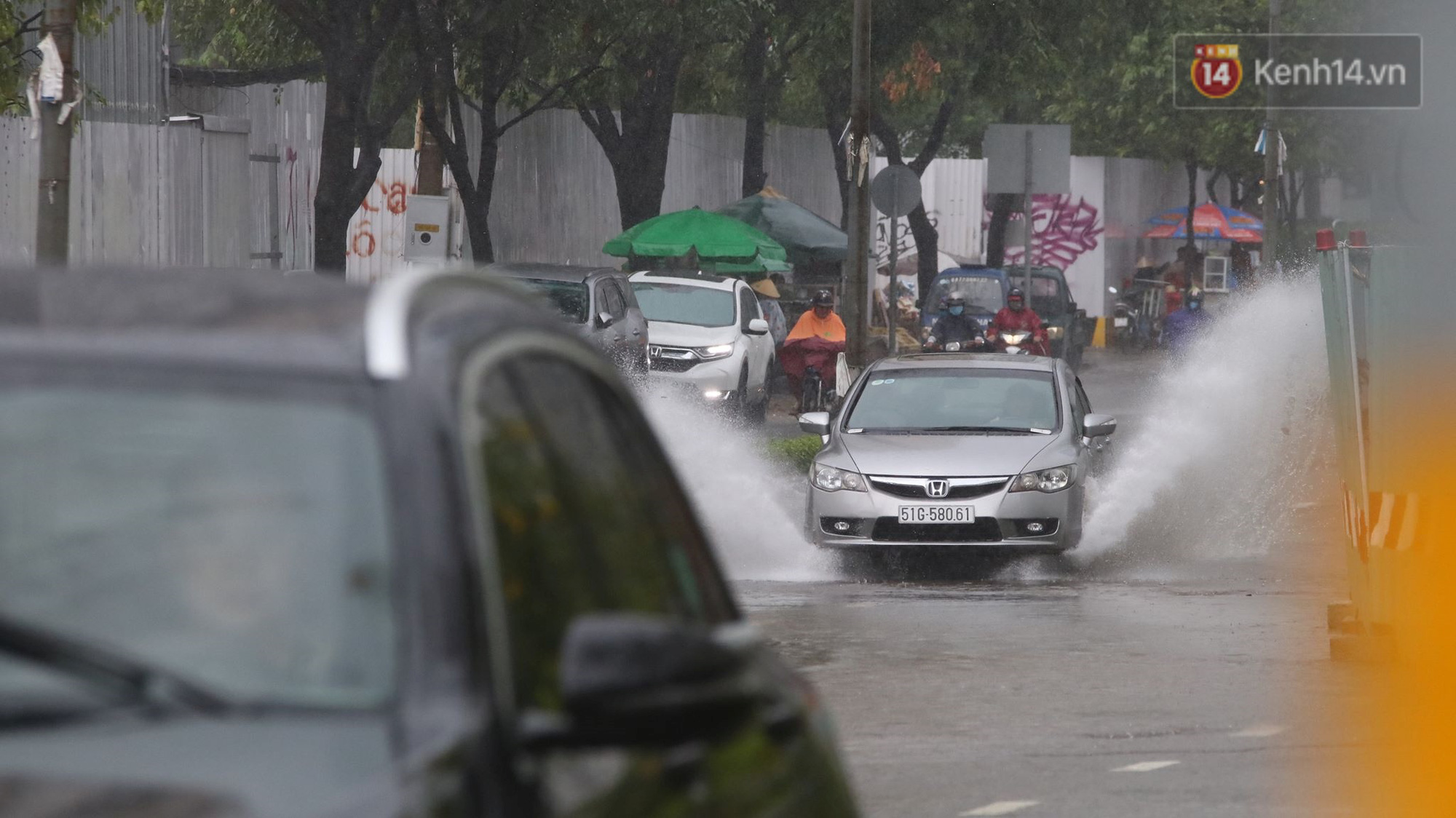 TP.HCM: Rốn ngập Nguyễn Hữu Cảnh lênh láng như sông sau trận mưa trắng trời - Ảnh 12.