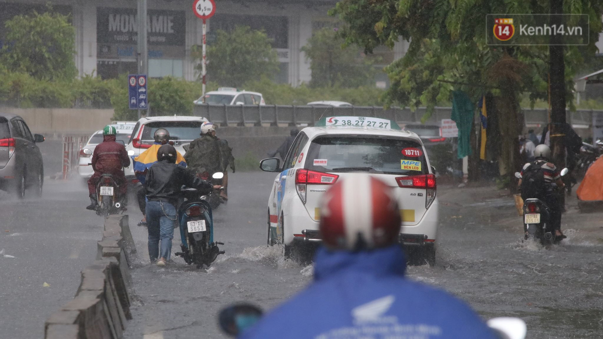 TP.HCM: Rốn ngập Nguyễn Hữu Cảnh lênh láng như sông sau trận mưa trắng trời - Ảnh 9.