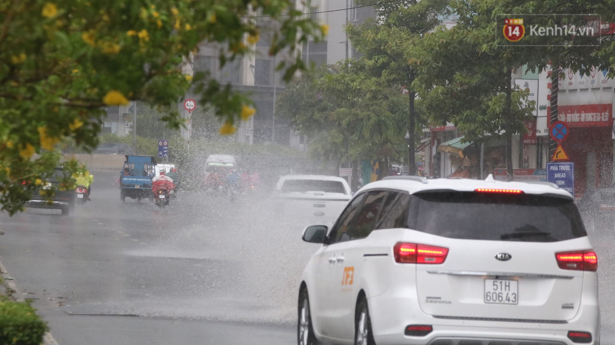 TP.HCM: Rốn ngập Nguyễn Hữu Cảnh lênh láng như sông sau trận mưa trắng trời - Ảnh 11.