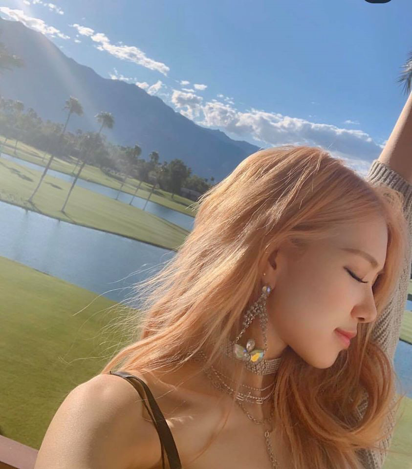 Nàng Rosé (BLACKPINK) có bộ ảnh đón nắng hè chuẩn mood du lịch, nhìn vào chỉ muốn bỏ lại tất cả phía sau để đi vi vu luôn! - Ảnh 2.