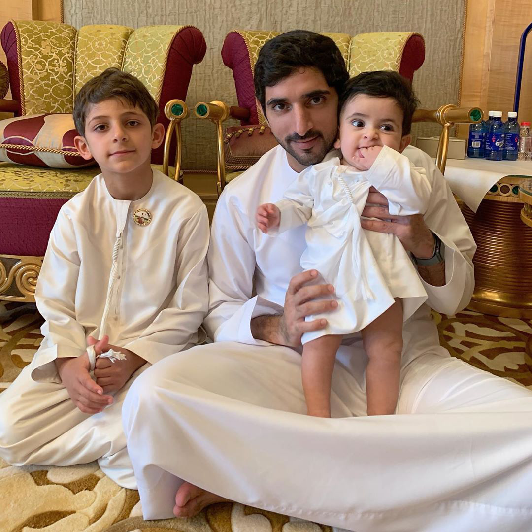 Thái tử đẹp nhất Dubai dính nghi án đã có con khi chia sẻ tấm hình bế một bé trai kháu khỉnh gây sốt cộng đồng mạng - Ảnh 2.