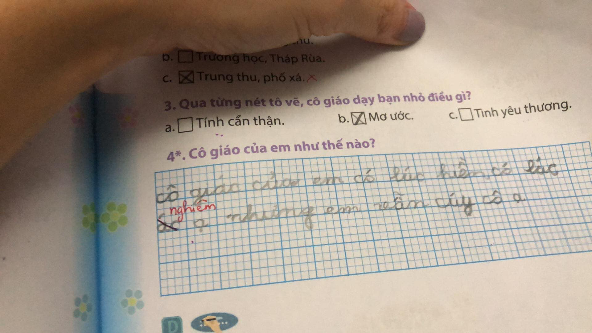 Trả lời câu hỏi &quot;cô giáo của em như thế nào?&quot;, cô bé lớp 1 thật thà viết đáp án nước đôi khiến giáo viên phải sửa vội - Ảnh 1.