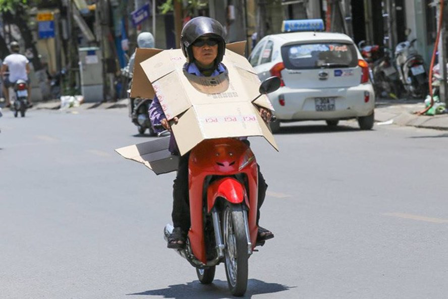 Hôm nay Hà Nội bước vào ngày nắng nóng đỉnh điểm, nhiệt độ lên đến trên 40 độ, cảnh  báo tia UV mức gây hại rất cao cho sức khỏe  - Ảnh 1.