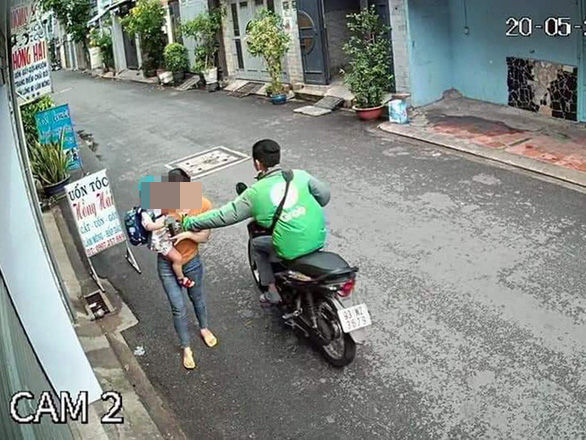 Thông tin mới vụ tài xế GrabBike cướp giật ĐTDĐ của người mẹ bồng con nhỏ  - Ảnh 4.