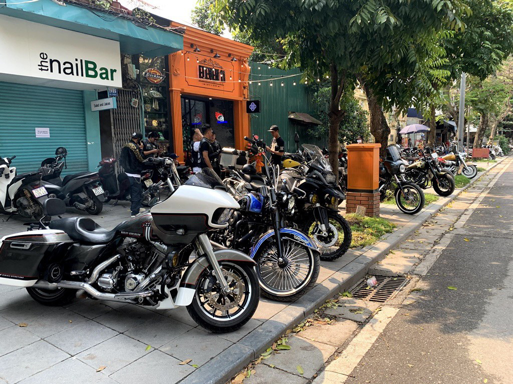 Đơn giản mà hiện đại, đây là chốn “tụ nghĩa” mới dành cho dân biker Hà Nội - Ảnh 1.