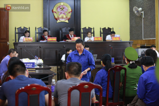 Mẹ bỏ 440 triệu đồng chạy điểm cho con ở Sơn La suy sụp trước tòa: Tôi vì lo cho con... - Ảnh 1. Mẹ bỏ 440 triệu đồng chạy điểm cho con ở Sơn La suy sụp trước tòa: Tôi vì lo cho con... - Ảnh 1.