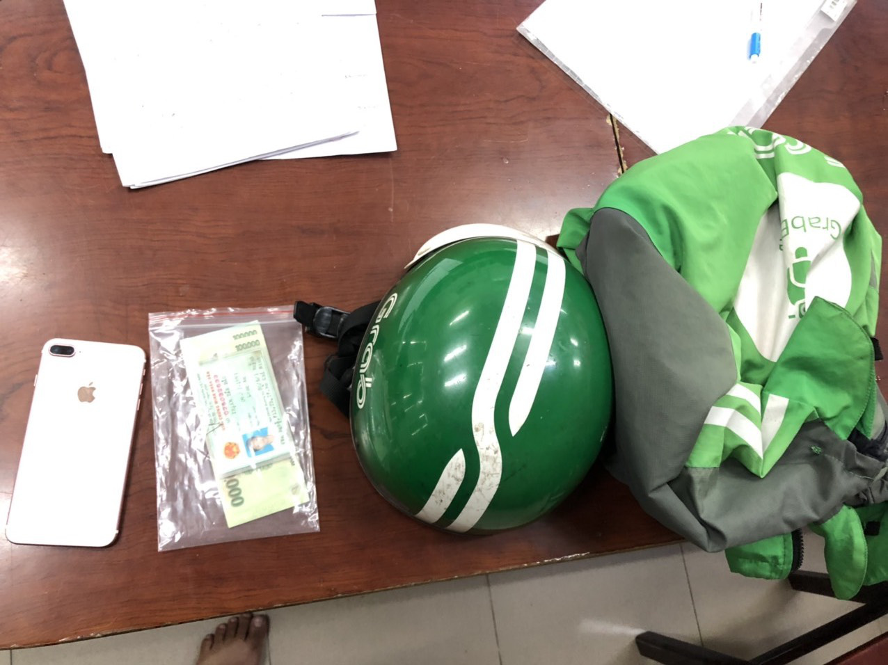 Thông tin mới vụ tài xế GrabBike cướp giật ĐTDĐ của người mẹ bồng con nhỏ  - Ảnh 3.