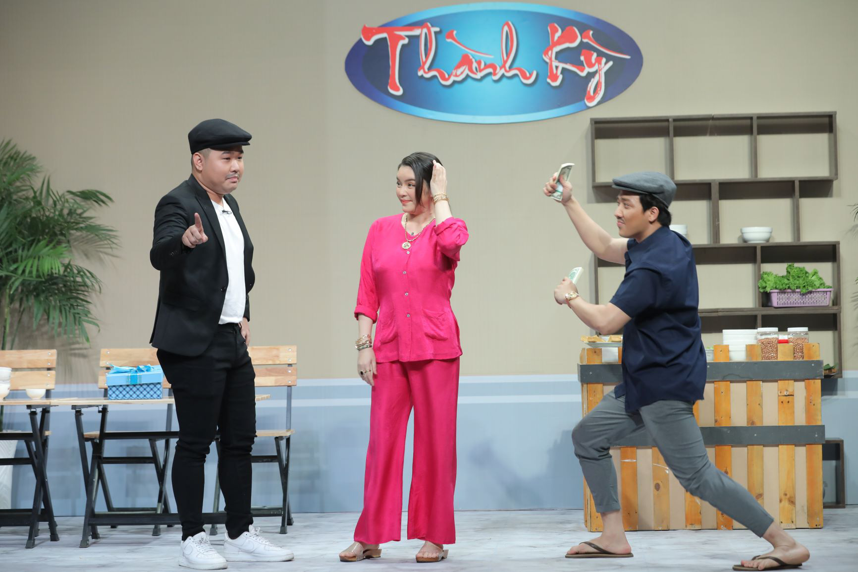 Lý Nhã Kỳ gây choáng khi mang hẳn cọc tiền đô la lên gameshow đưa cho Trấn Thành - Ảnh 4.