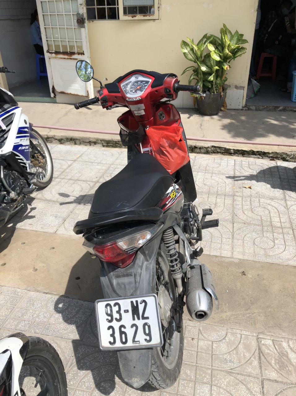Thông tin mới vụ tài xế GrabBike cướp giật ĐTDĐ của người mẹ bồng con nhỏ  - Ảnh 2.