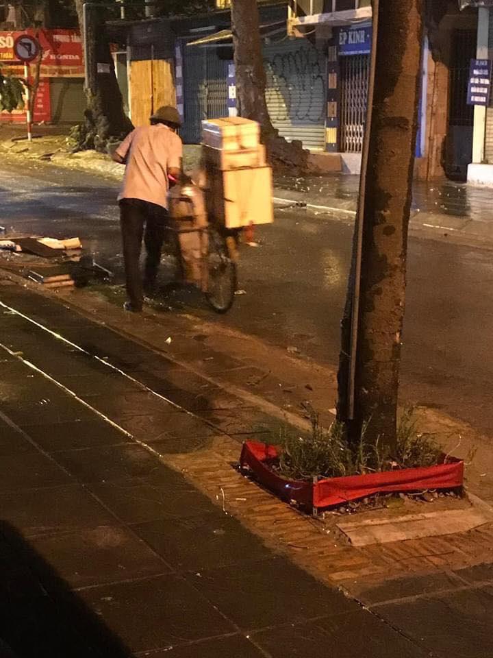 Bất ngờ dừng xe, người đàn ông bán bánh bao có hành động  ấm lòng giữa đêm Hà Nội mưa gió - Ảnh 2.