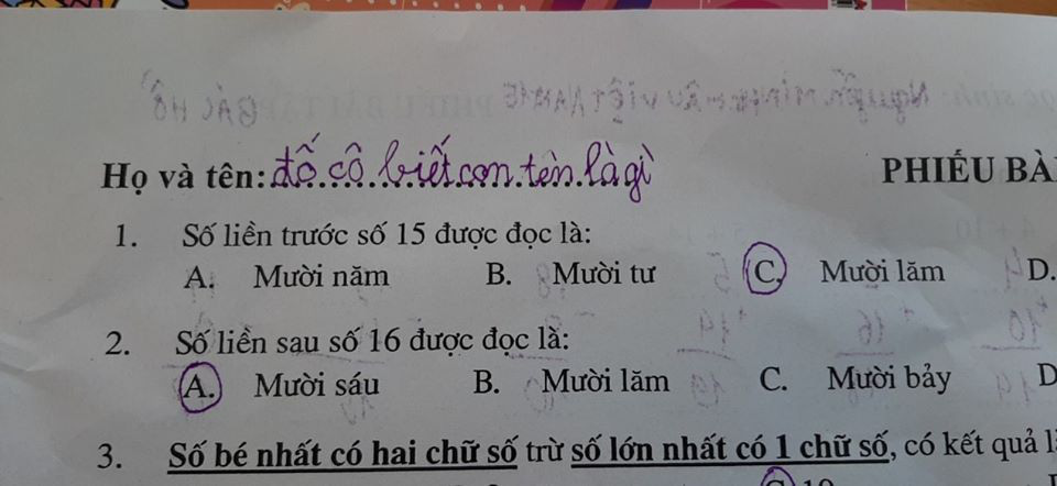 Mẹ khoe bài kiểm tra của con trai học lớp 1, mới nhìn vào góc bên trái mà ai cũng phải cười đau bụng - Ảnh 1.