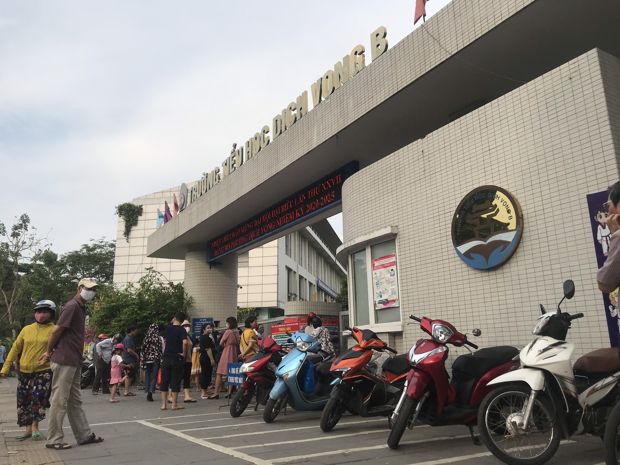 Tận dụng tán cây, ghế đá và sân khấu trường học để làm nơi tránh nắng cho học sinh trong lúc chờ đợi phụ huynh đến đón - Ảnh 1. Tận dụng tán cây, ghế đá và sân khấu trường học để làm nơi tránh nắng cho học sinh trong lúc chờ đợi phụ huynh đến đón - Ảnh 1.