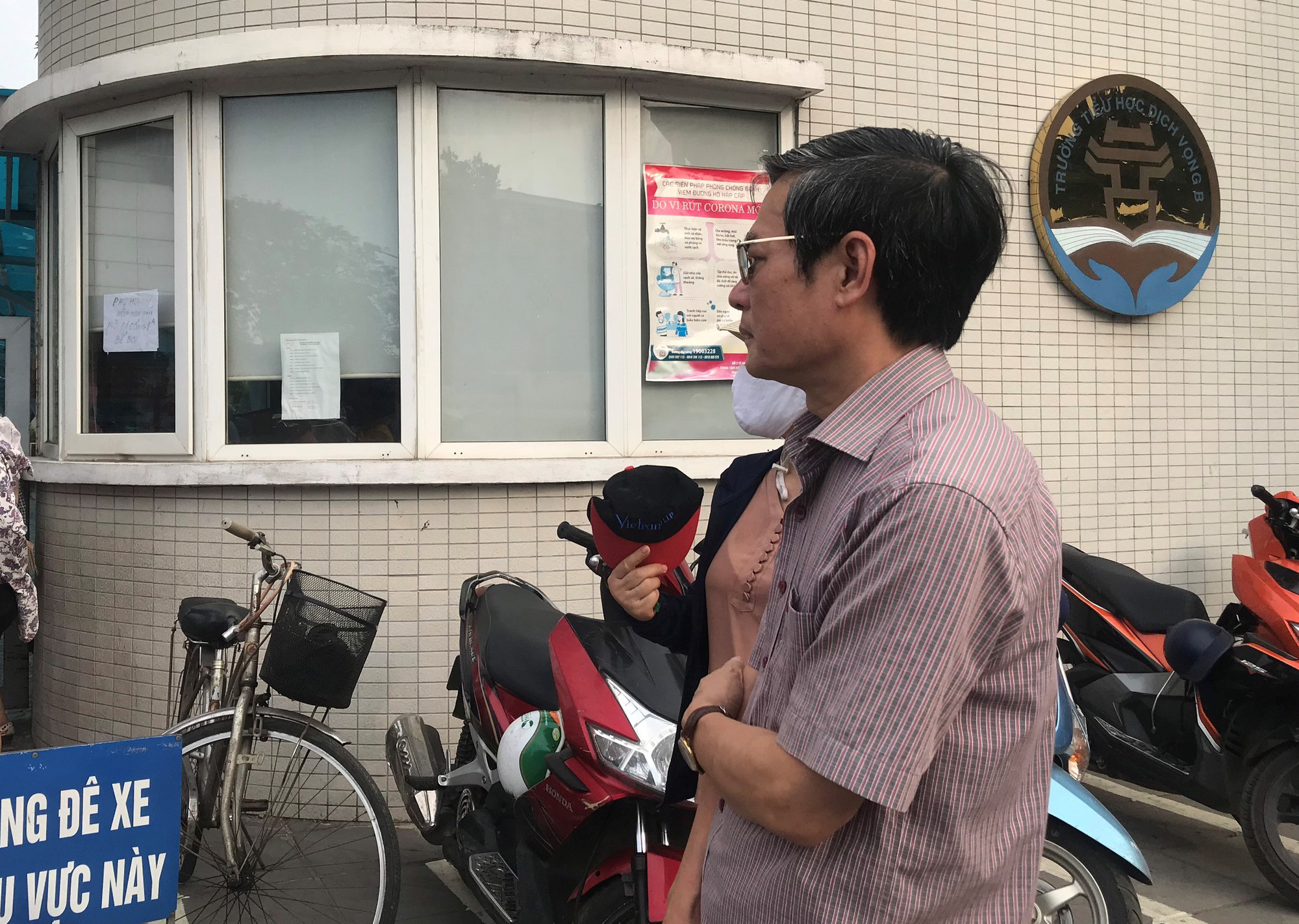 Tận dụng tán cây, ghế đá và sân khấu trường học để làm nơi tránh nắng cho học sinh trong lúc chờ đợi phụ huynh đến đón - Ảnh 2. Tận dụng tán cây, ghế đá và sân khấu trường học để làm nơi tránh nắng cho học sinh trong lúc chờ đợi phụ huynh đến đón - Ảnh 2.