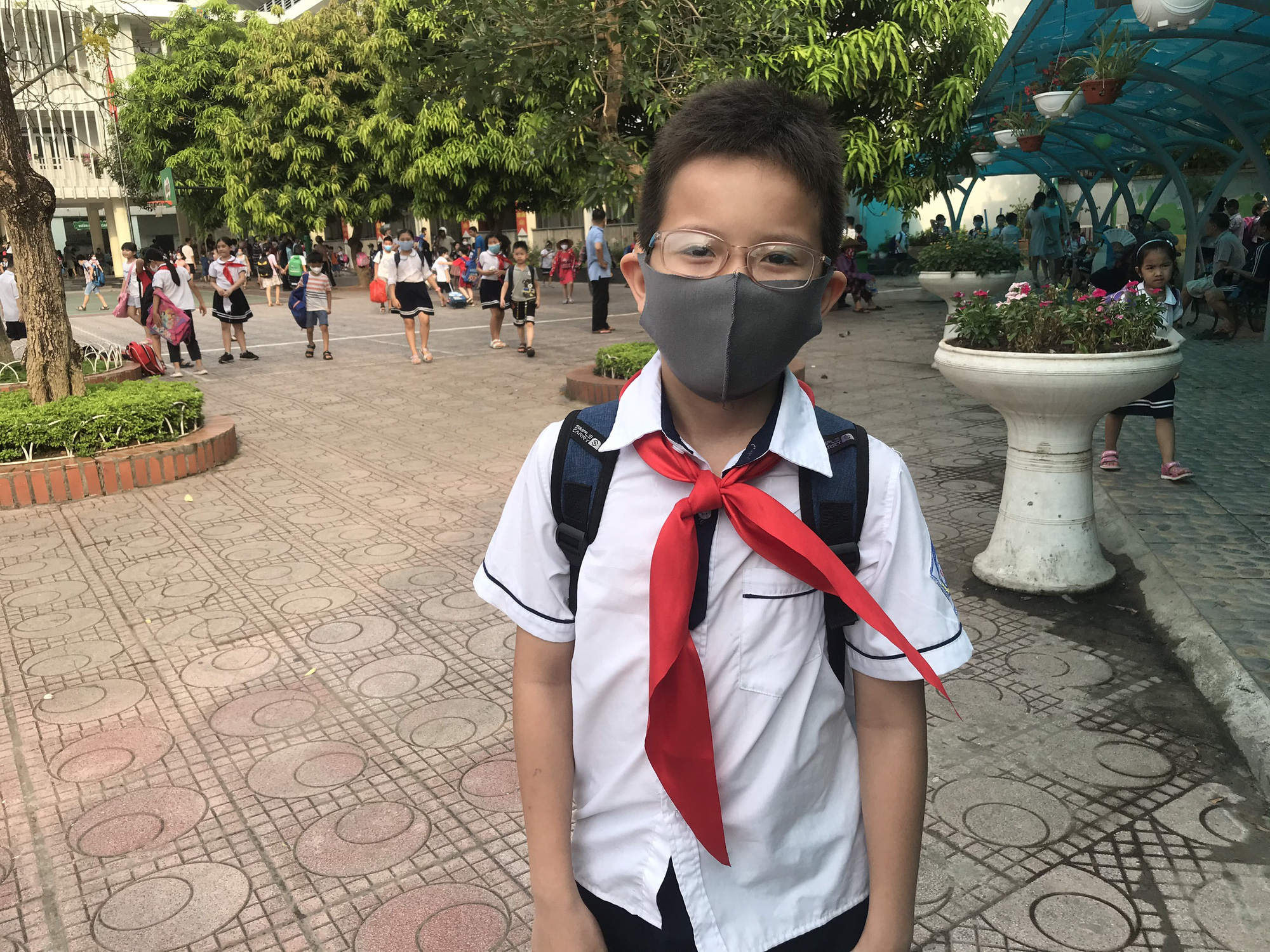 Tận dụng tán cây, ghế đá và sân khấu trường học để làm nơi tránh nắng cho học sinh trong lúc chờ đợi phụ huynh đến đón - Ảnh 4. Tận dụng tán cây, ghế đá và sân khấu trường học để làm nơi tránh nắng cho học sinh trong lúc chờ đợi phụ huynh đến đón - Ảnh 4.