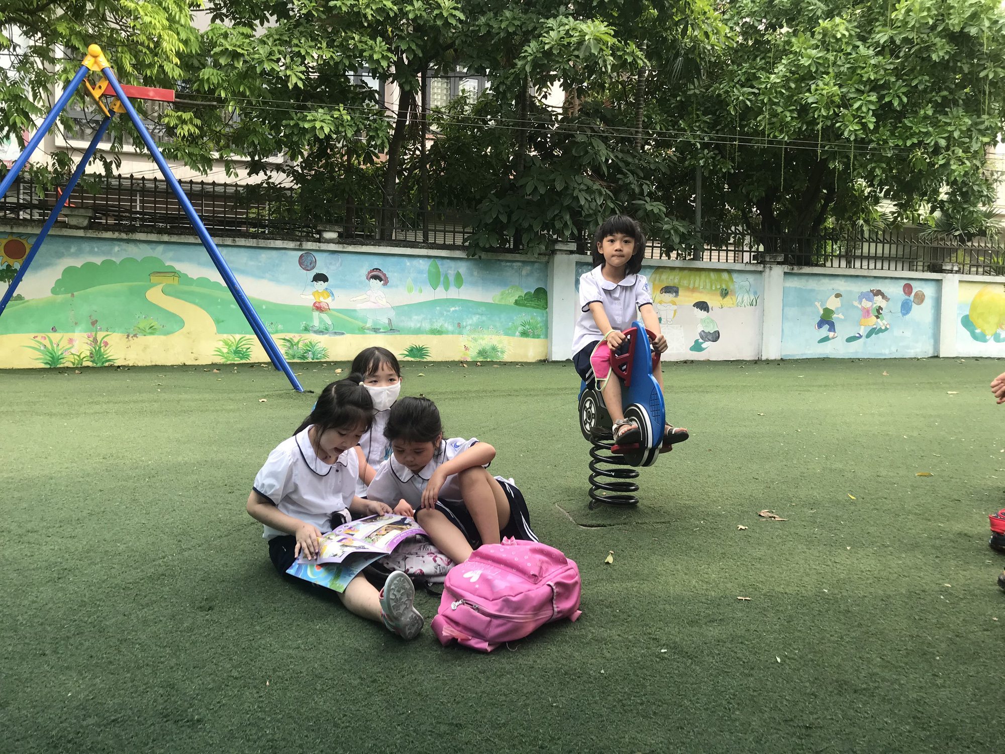 Tận dụng tán cây, ghế đá và sân khấu trường học để làm nơi tránh nắng cho học sinh trong lúc chờ đợi phụ huynh đến đón - Ảnh 5. Tận dụng tán cây, ghế đá và sân khấu trường học để làm nơi tránh nắng cho học sinh trong lúc chờ đợi phụ huynh đến đón - Ảnh 5.
