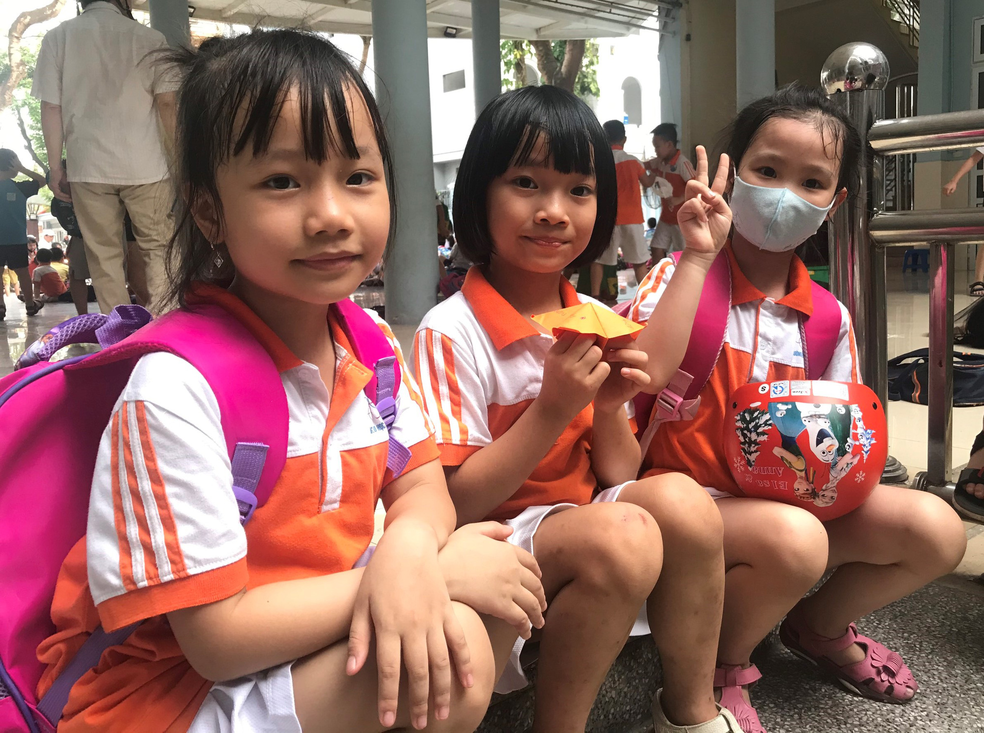 Tận dụng tán cây, ghế đá và sân khấu trường học để làm nơi tránh nắng cho học sinh trong lúc chờ đợi phụ huynh đến đón - Ảnh 6. Tận dụng tán cây, ghế đá và sân khấu trường học để làm nơi tránh nắng cho học sinh trong lúc chờ đợi phụ huynh đến đón - Ảnh 6.