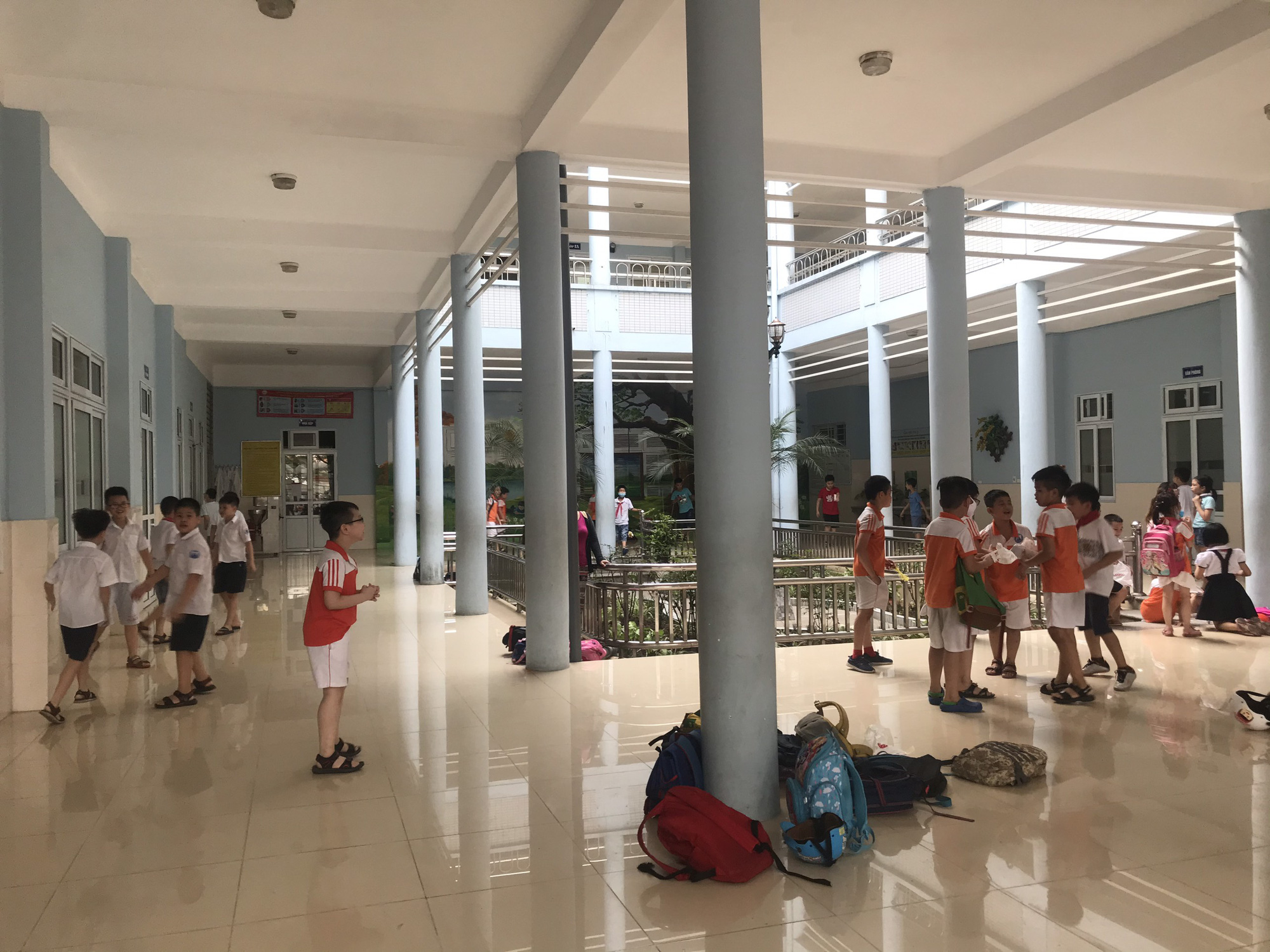 Tận dụng tán cây, ghế đá và sân khấu trường học để làm nơi tránh nắng cho học sinh trong lúc chờ đợi phụ huynh đến đón - Ảnh 7. Tận dụng tán cây, ghế đá và sân khấu trường học để làm nơi tránh nắng cho học sinh trong lúc chờ đợi phụ huynh đến đón - Ảnh 7.