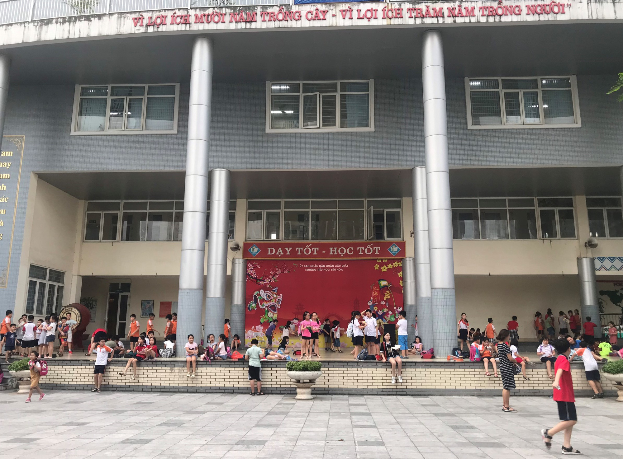 Tận dụng tán cây, ghế đá và sân khấu trường học để làm nơi tránh nắng cho học sinh trong lúc chờ đợi phụ huynh đến đón - Ảnh 8. Tận dụng tán cây, ghế đá và sân khấu trường học để làm nơi tránh nắng cho học sinh trong lúc chờ đợi phụ huynh đến đón - Ảnh 8.